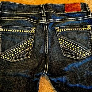 BKE BLUE DENIM JEANS, RHINESTONES ADORN BACK POCKETS, 27R (31 1/2 INSEAM)